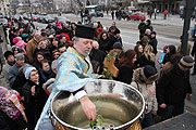 Griechisch-Orthodoxe Metropolie von Deutschland lädt ein: traditionelle Zeremonie der Gewässerweihung für die Isar an der Praterinsel 6.01.2009 (Foto: Ingrid Grossmann)